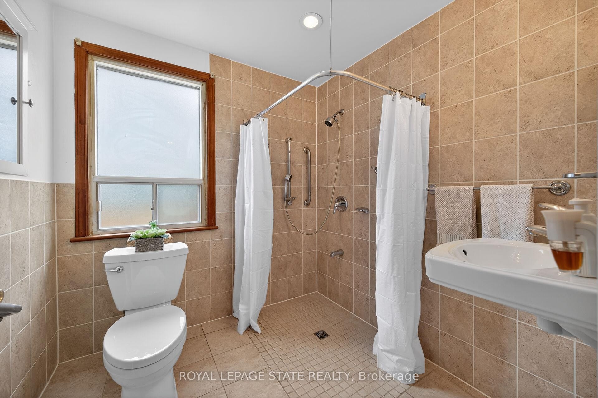









163


Rosedale

Avenue,
Hamilton,




ON
L8K 4N4

