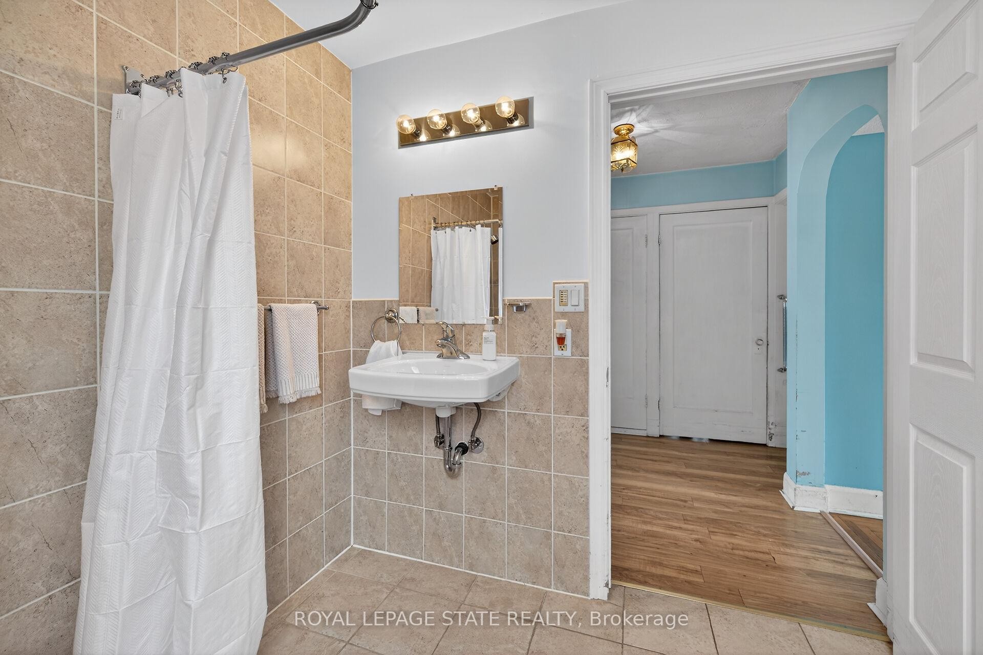 









163


Rosedale

Avenue,
Hamilton,




ON
L8K 4N4

