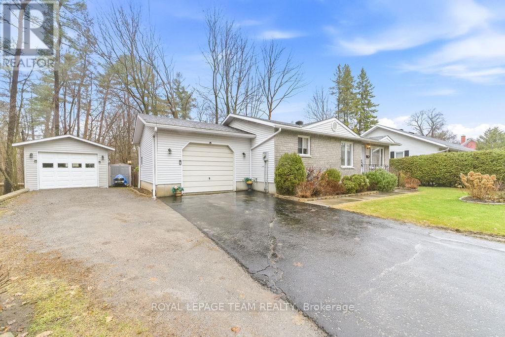 












40 PINE AVENUE

,
Renfrew,




Ontario
K7V2P7


