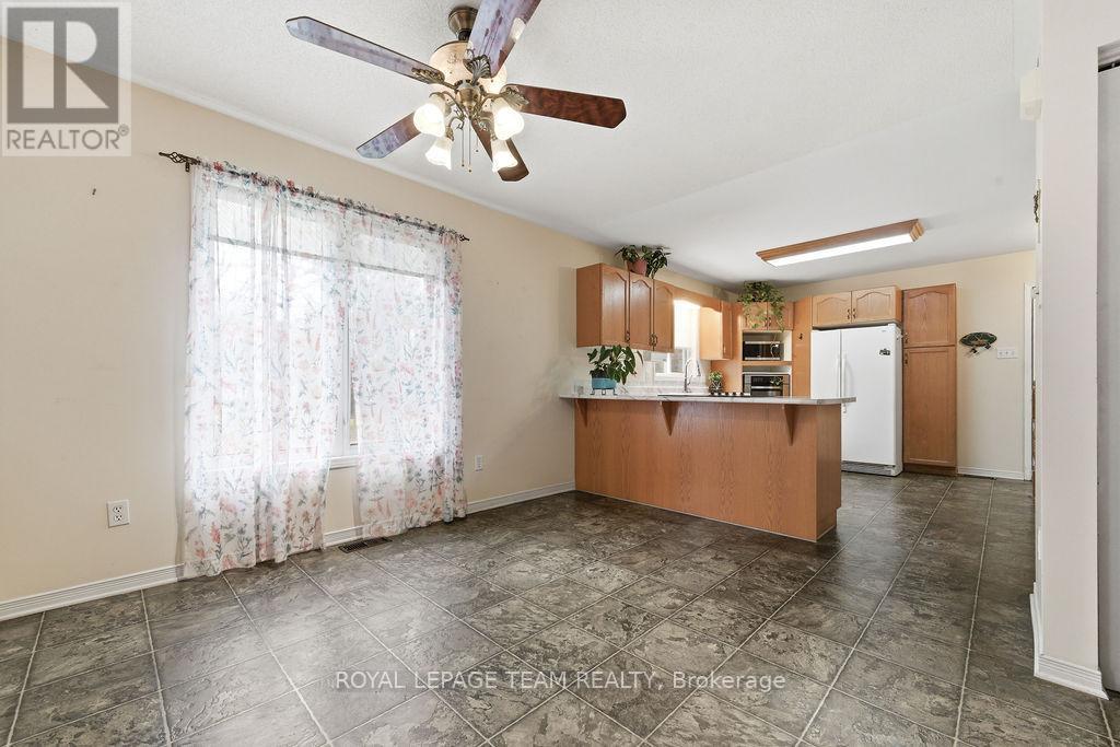












40 PINE AVENUE

,
Renfrew,




Ontario
K7V2P7


