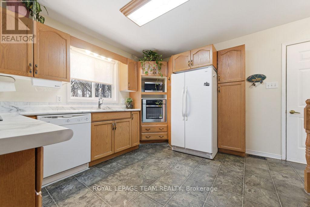 












40 PINE AVENUE

,
Renfrew,




Ontario
K7V2P7

