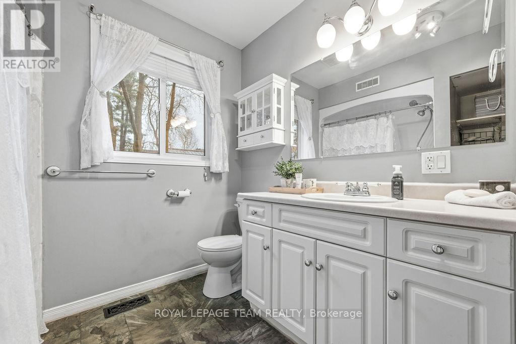 












40 PINE AVENUE

,
Renfrew,




Ontario
K7V2P7

