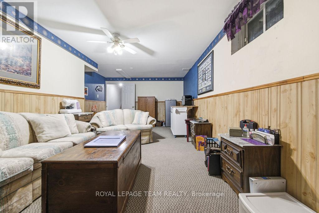 












40 PINE AVENUE

,
Renfrew,




Ontario
K7V2P7

