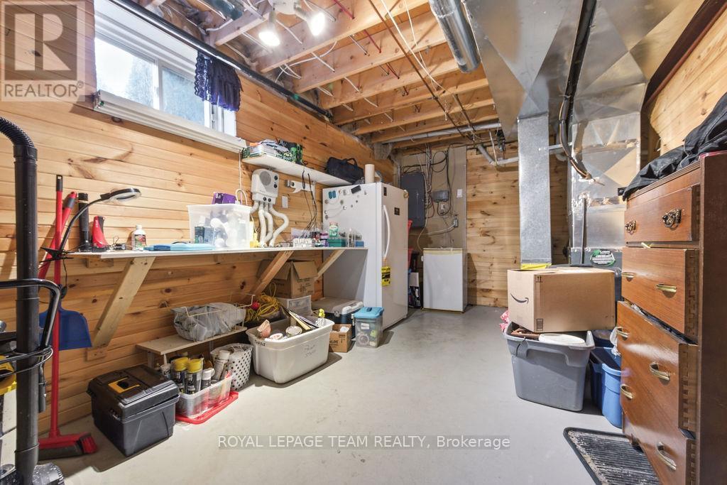 












40 PINE AVENUE

,
Renfrew,




Ontario
K7V2P7

