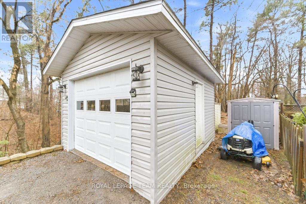 












40 PINE AVENUE

,
Renfrew,




Ontario
K7V2P7


