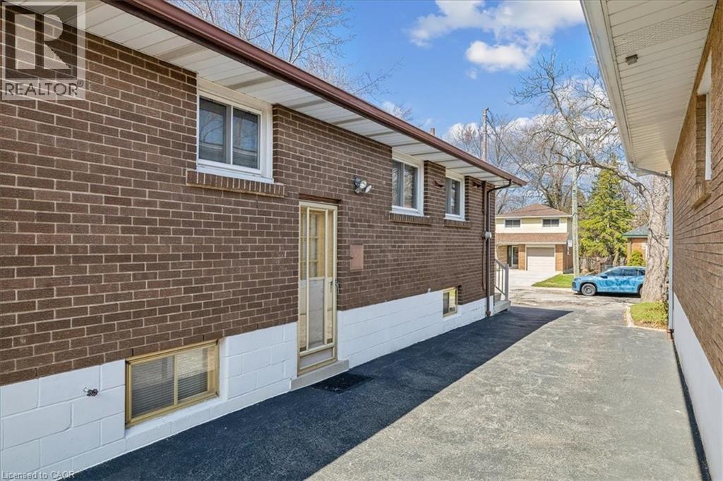 












11 DUFF Street

,
Hamilton,




Ontario
L9C1A8

