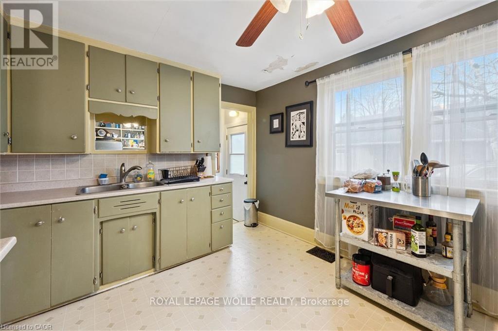 












37 EDGEHILL DRIVE

,
Guelph,




Ontario
N1H5E3

