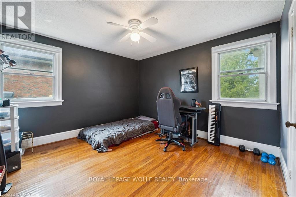 












37 EDGEHILL DRIVE

,
Guelph,




Ontario
N1H5E3

