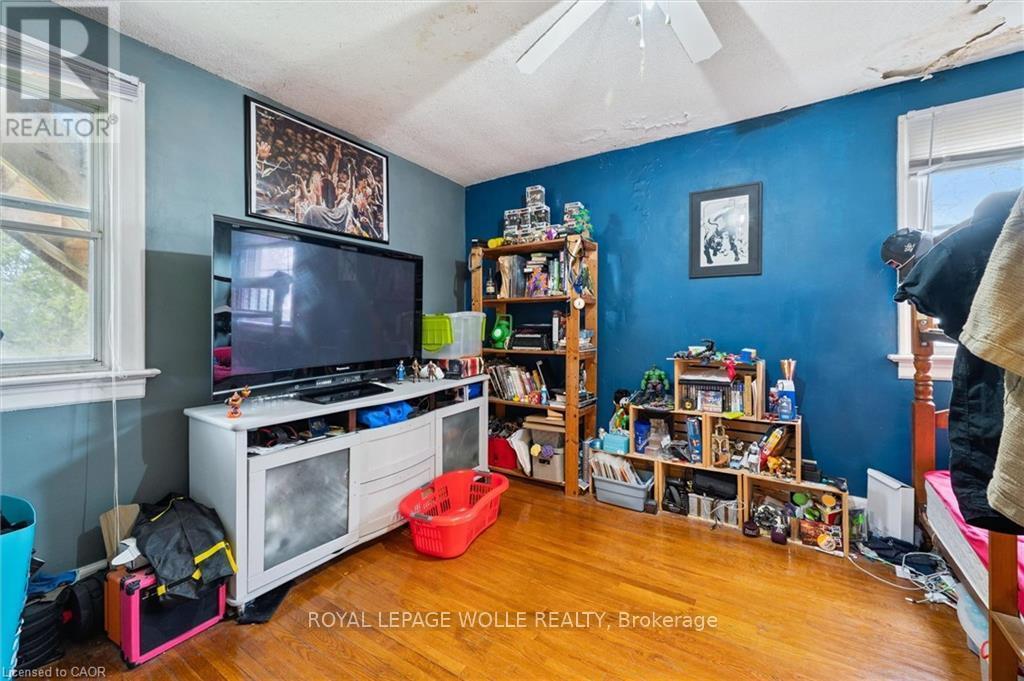 












37 EDGEHILL DRIVE

,
Guelph,




Ontario
N1H5E3

