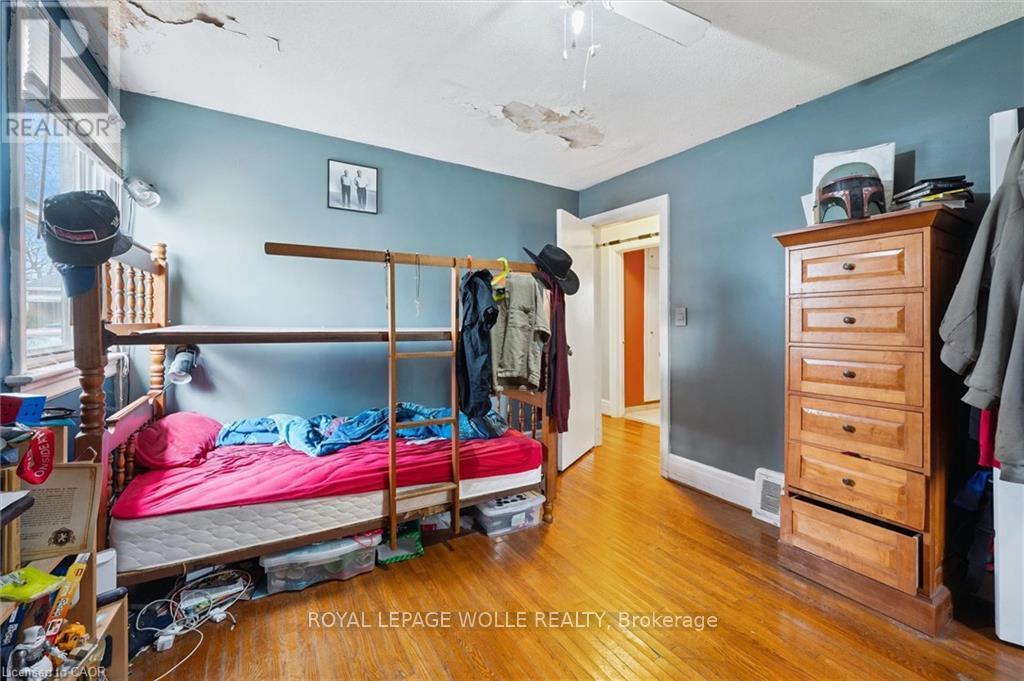 












37 EDGEHILL DRIVE

,
Guelph,




Ontario
N1H5E3

