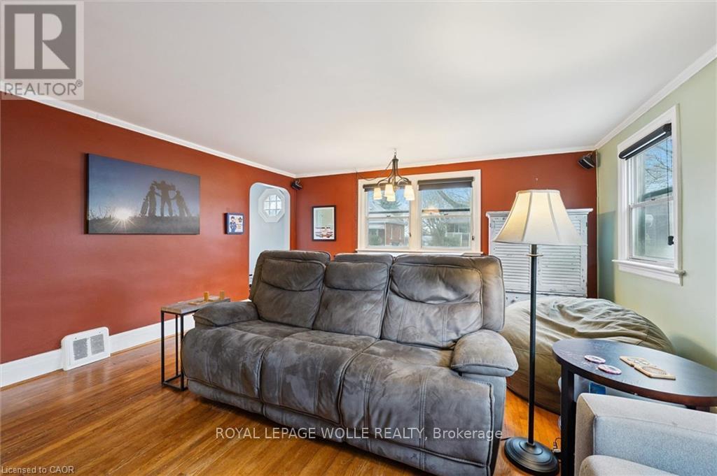 












37 EDGEHILL DRIVE

,
Guelph,




Ontario
N1H5E3

