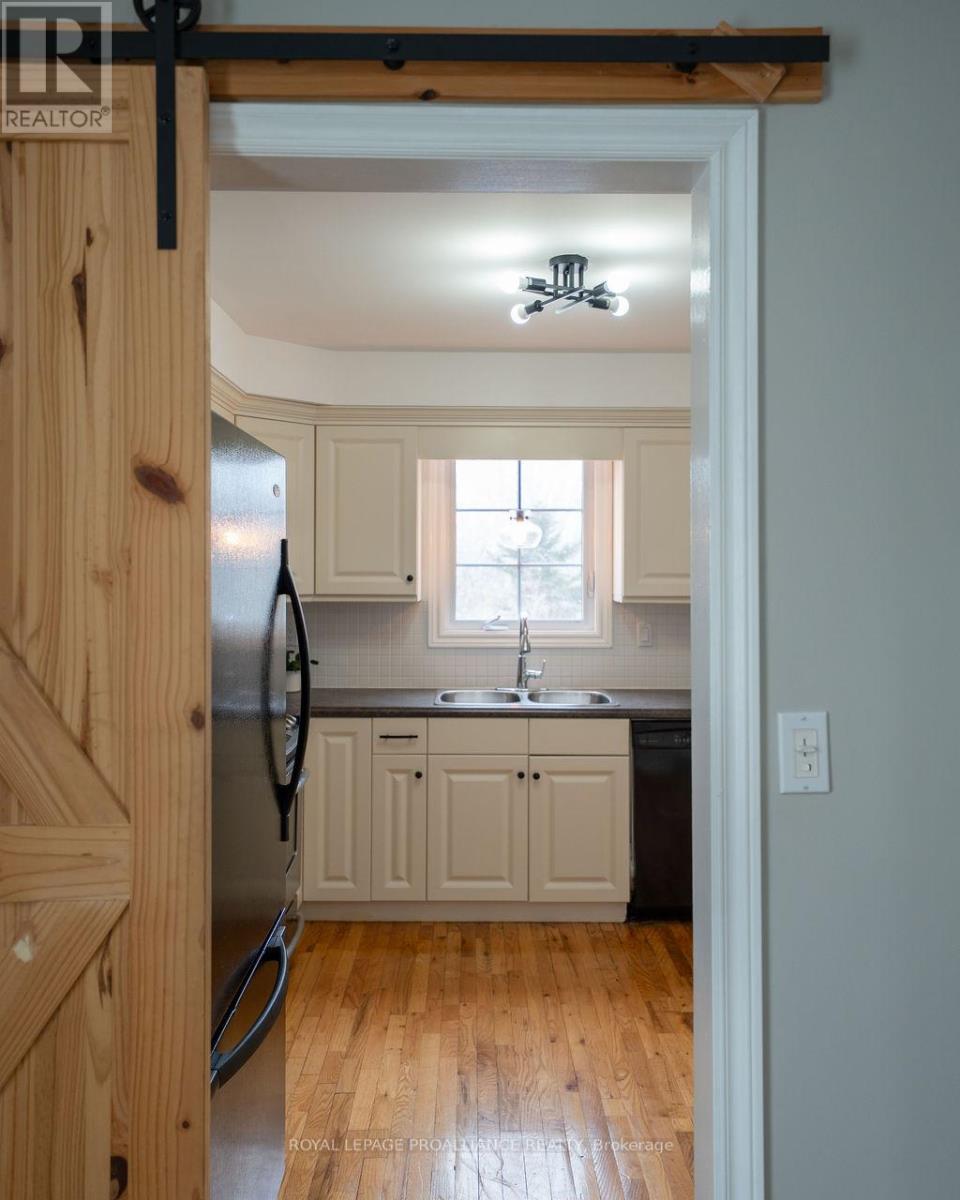 












29 SHERWOOD CRESCENT

,
Belleville (Belleville Ward),




Ontario
K8P5G2

