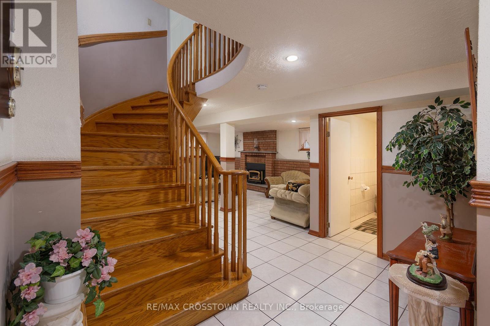 












119 FIELDGATE DRIVE

,
Vaughan,




Ontario
L6A1K5

