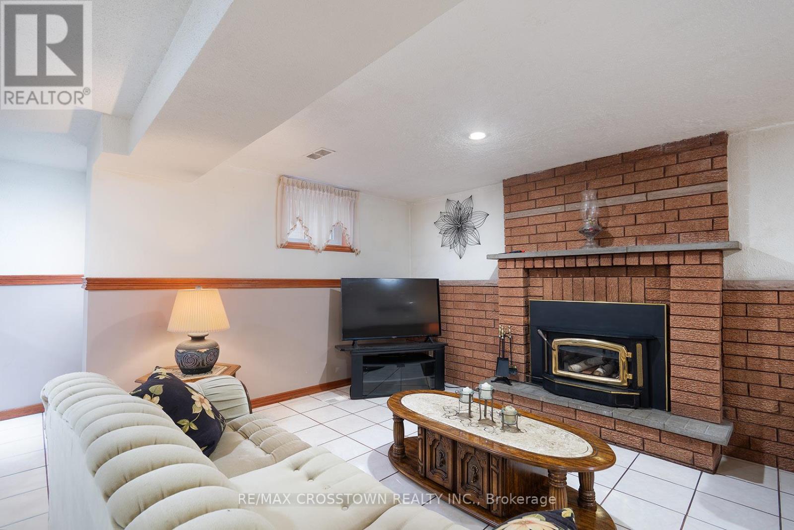 












119 FIELDGATE DRIVE

,
Vaughan,




Ontario
L6A1K5

