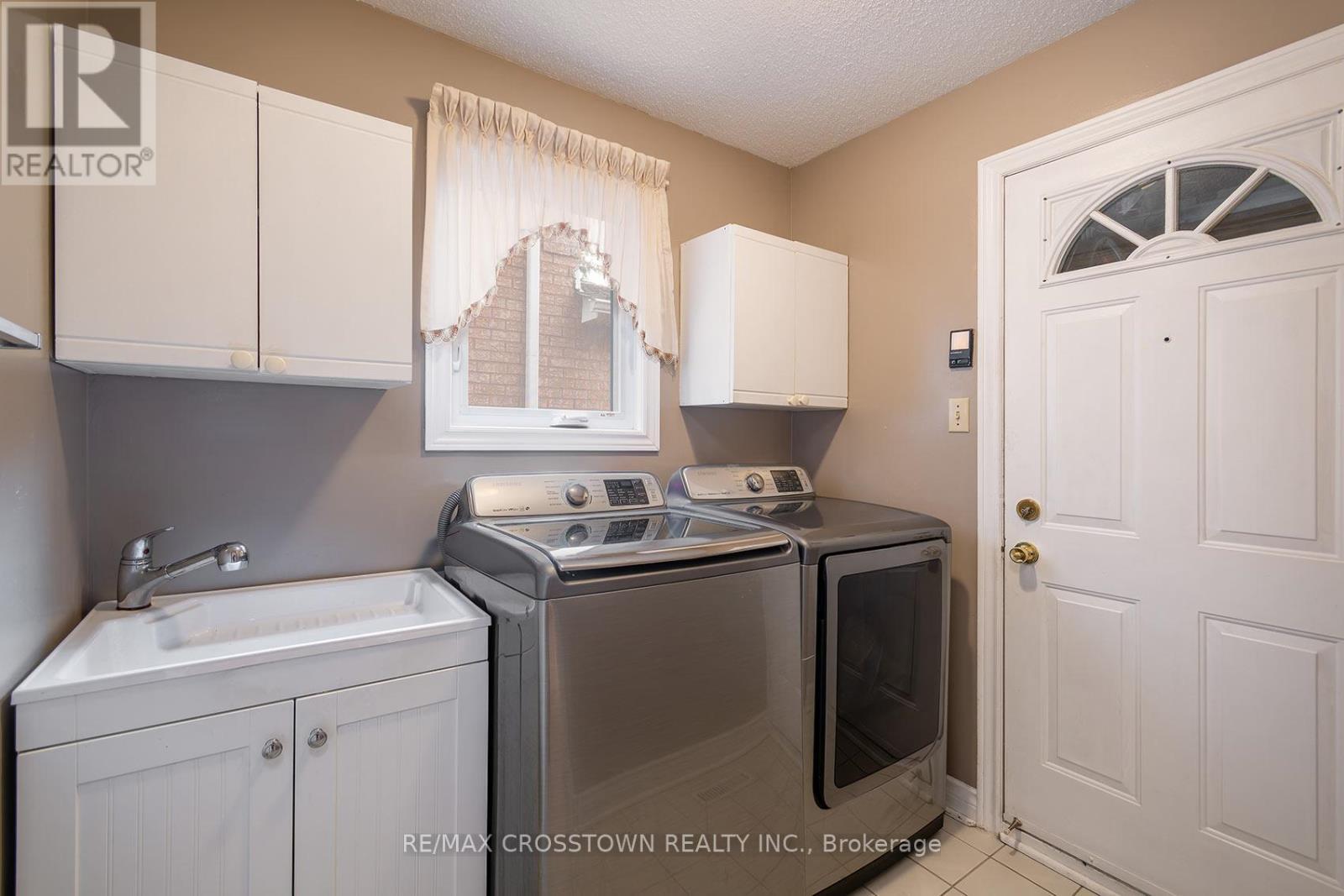 












119 FIELDGATE DRIVE

,
Vaughan,




Ontario
L6A1K5

