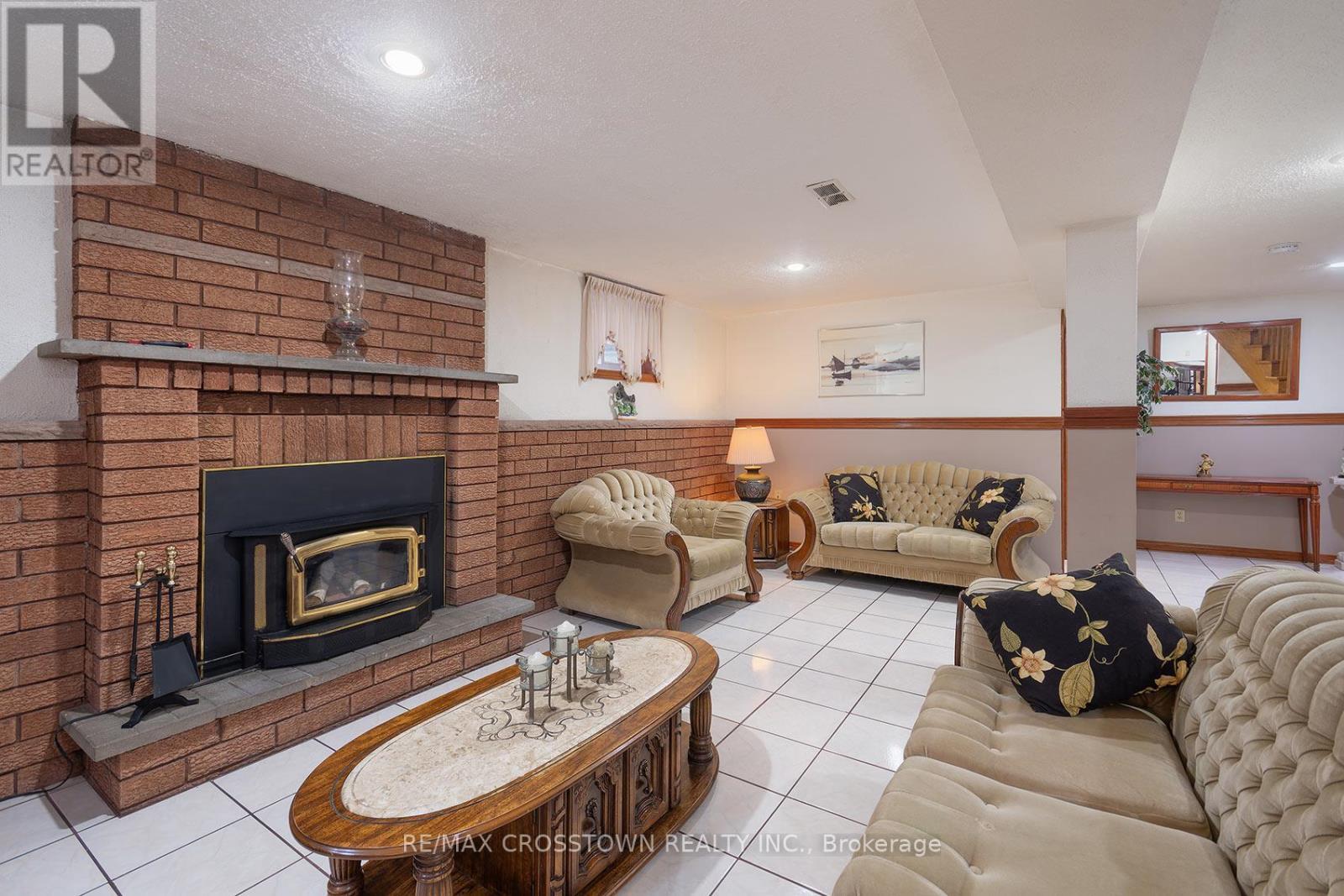 












119 FIELDGATE DRIVE

,
Vaughan,




Ontario
L6A1K5

