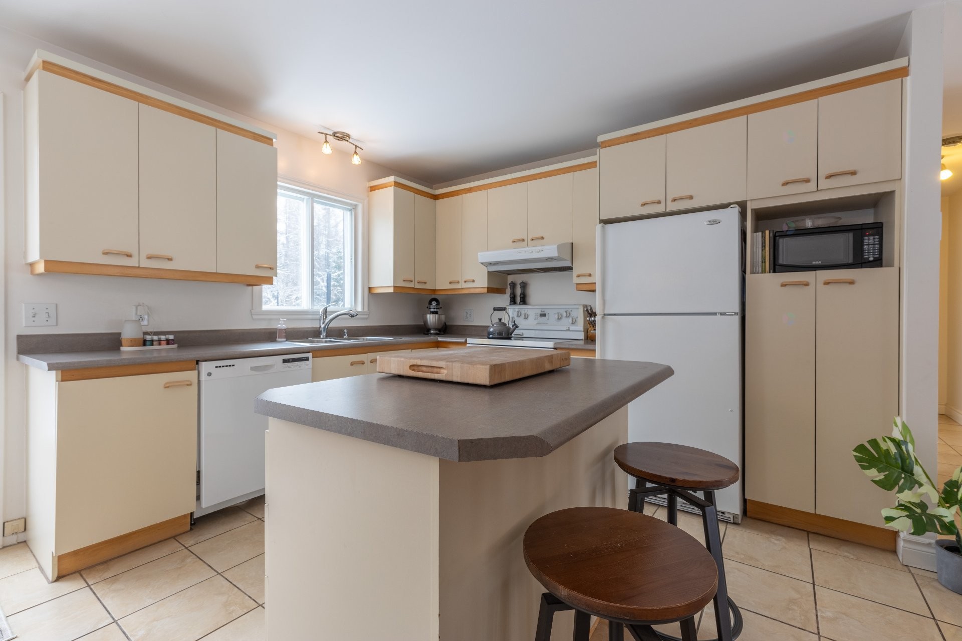 









411


Rue St-Michel

,
Saint-Michel-des-Saints,




QC
J0K3B0

