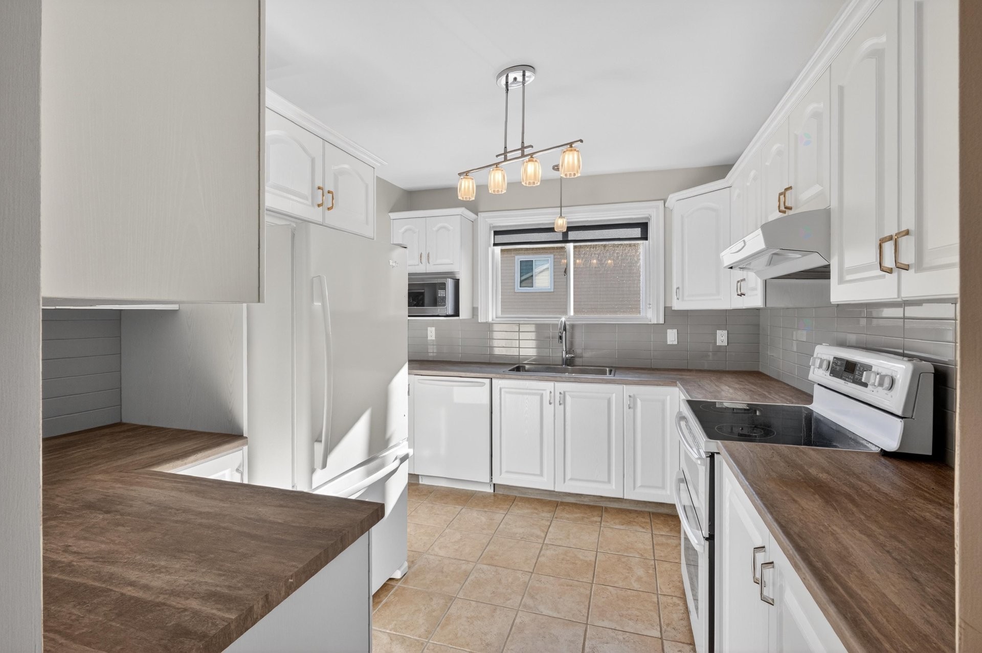 









3372


Rue Antoine-Samson

,
Sherbrooke (Les Nations),




QC
J1L2R4

