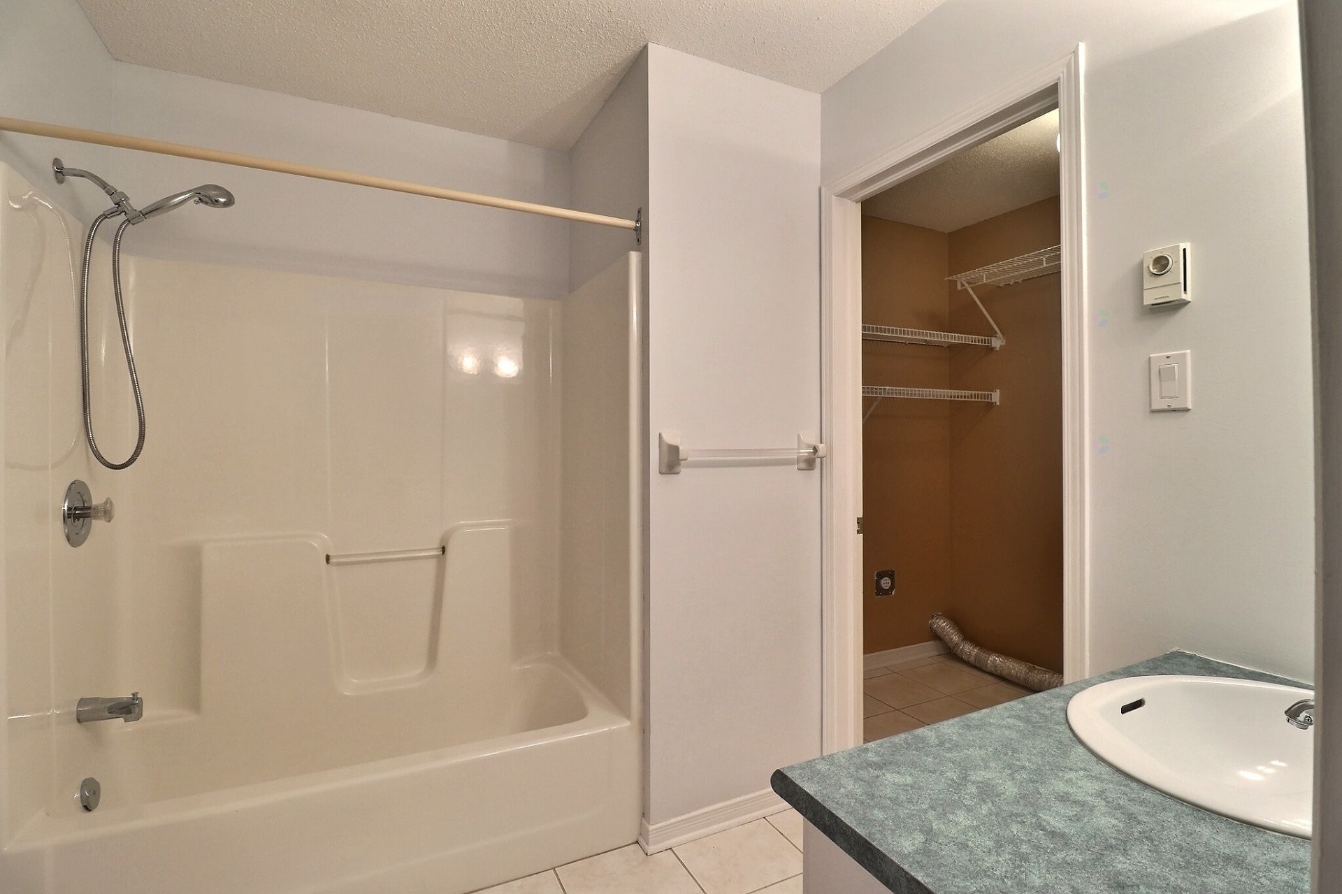 









240


Boul. de l'Hôpital

, 48,
Gatineau (Gatineau),




QC
J8T8J6


