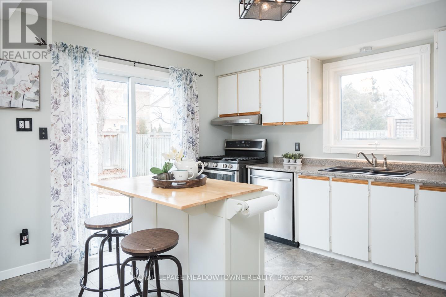 












833 LAURIER AVENUE

,
Milton,




Ontario
L9T4H4

