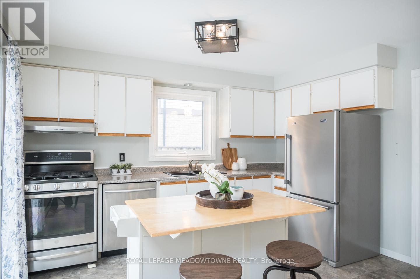 












833 LAURIER AVENUE

,
Milton,




Ontario
L9T4H4

