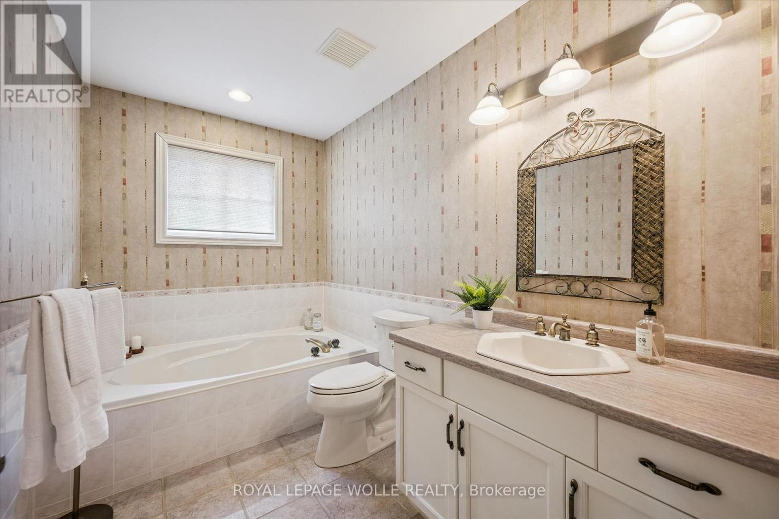 












152 GOLF LINKS DRIVE

,
Wilmot,




Ontario
N3A3P1

