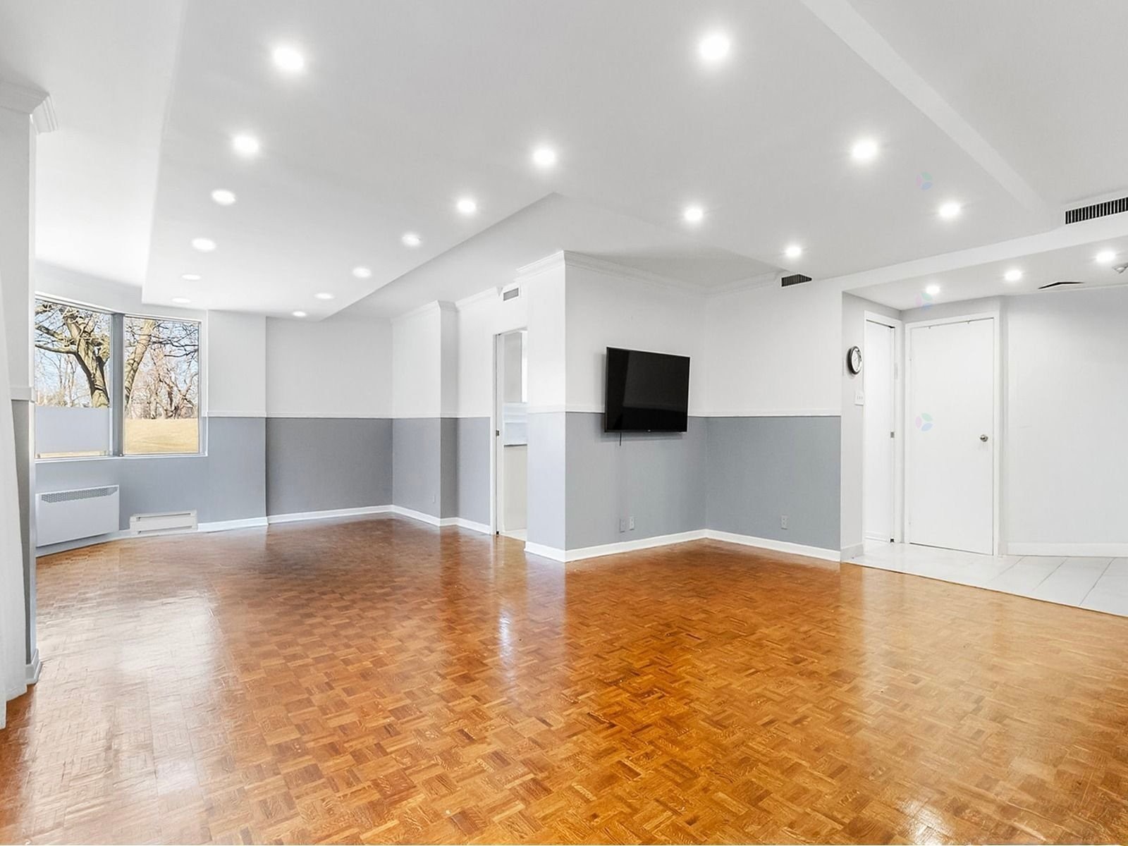 









5700


Av. Rembrandt

, 104,
Côte-Saint-Luc,




QC
H4W3E6

