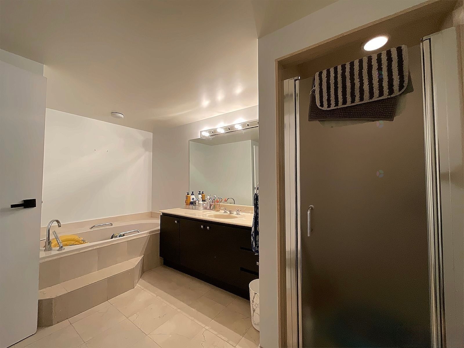 









5700


Av. Rembrandt

, 104,
Côte-Saint-Luc,




QC
H4W3E6

