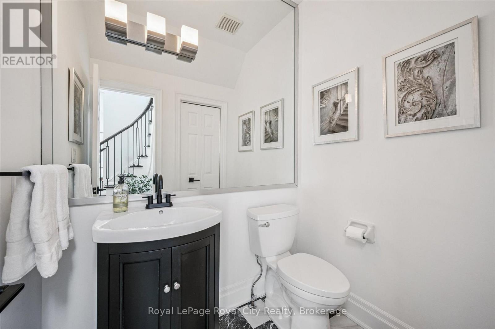 












11 - 25 MANOR PARK CRESCENT

,
Guelph (Dovercliffe Park/Old University),




Ontario
N1G1A2

