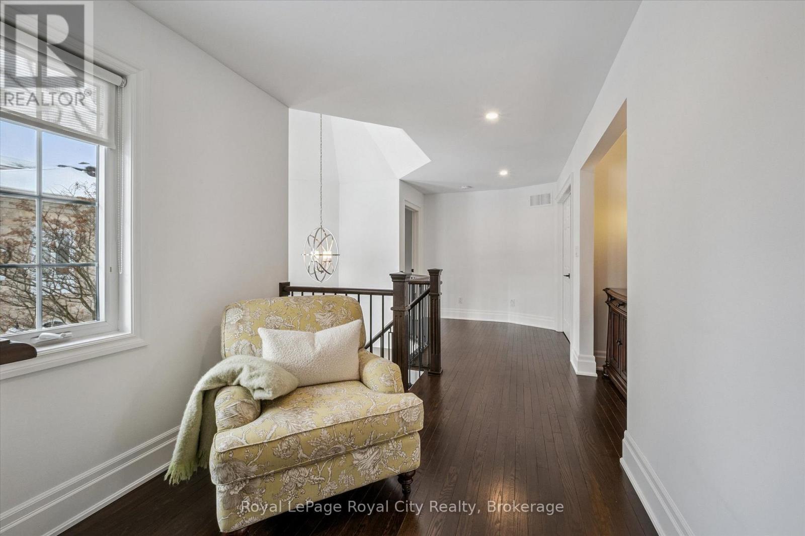 












11 - 25 MANOR PARK CRESCENT

,
Guelph (Dovercliffe Park/Old University),




Ontario
N1G1A2

