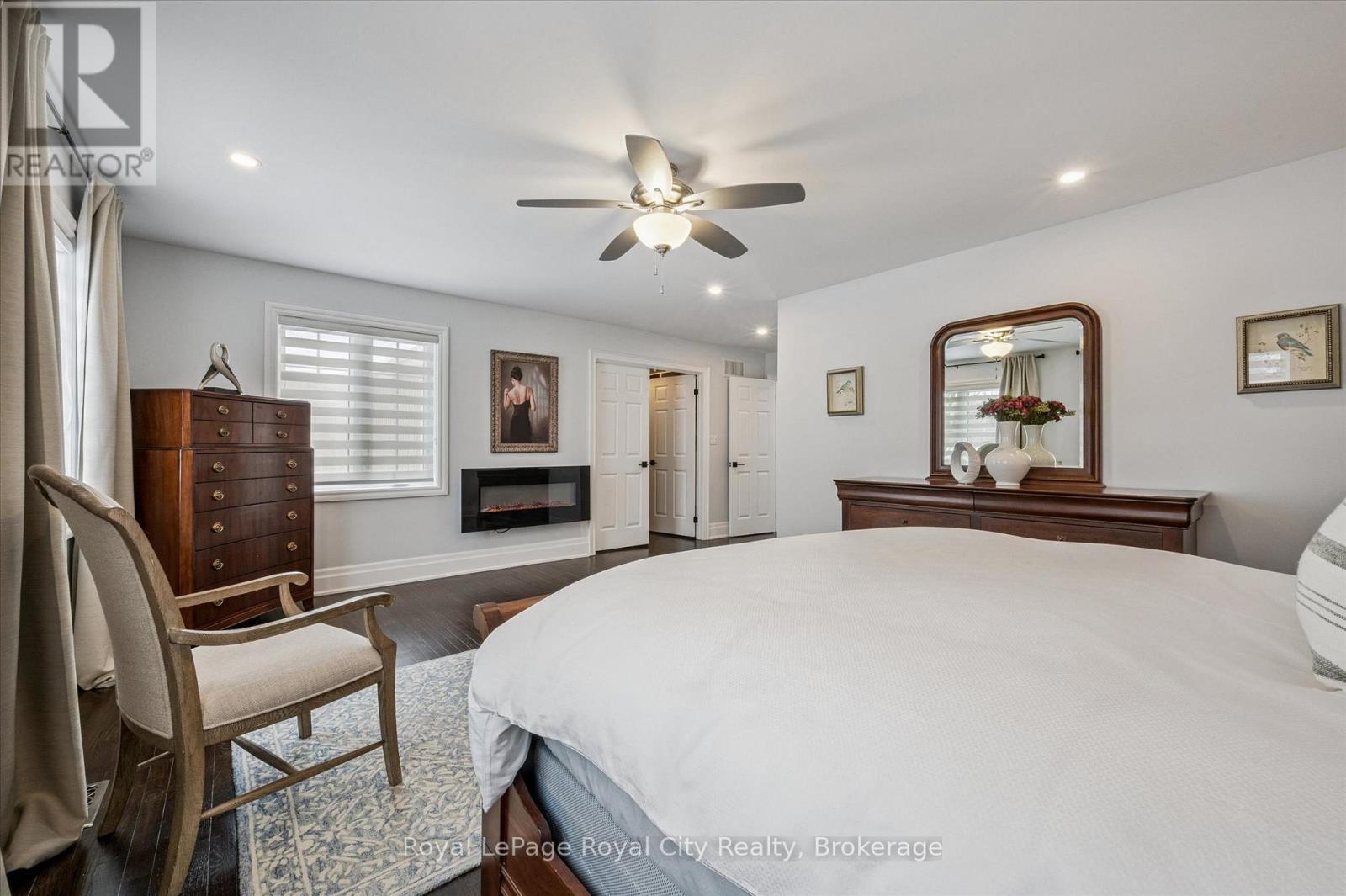 












11 - 25 MANOR PARK CRESCENT

,
Guelph (Dovercliffe Park/Old University),




Ontario
N1G1A2

