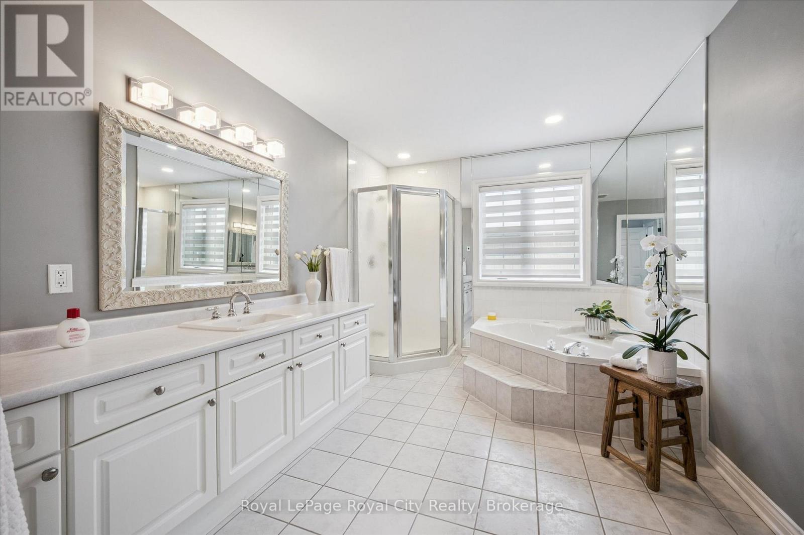 












11 - 25 MANOR PARK CRESCENT

,
Guelph (Dovercliffe Park/Old University),




Ontario
N1G1A2


