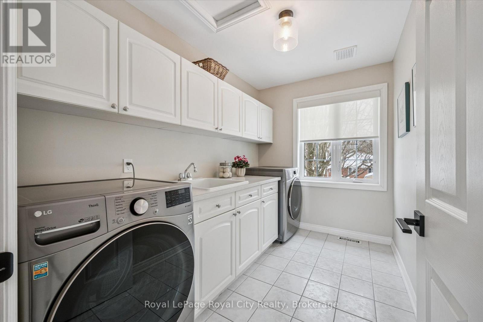 












11 - 25 MANOR PARK CRESCENT

,
Guelph (Dovercliffe Park/Old University),




Ontario
N1G1A2

