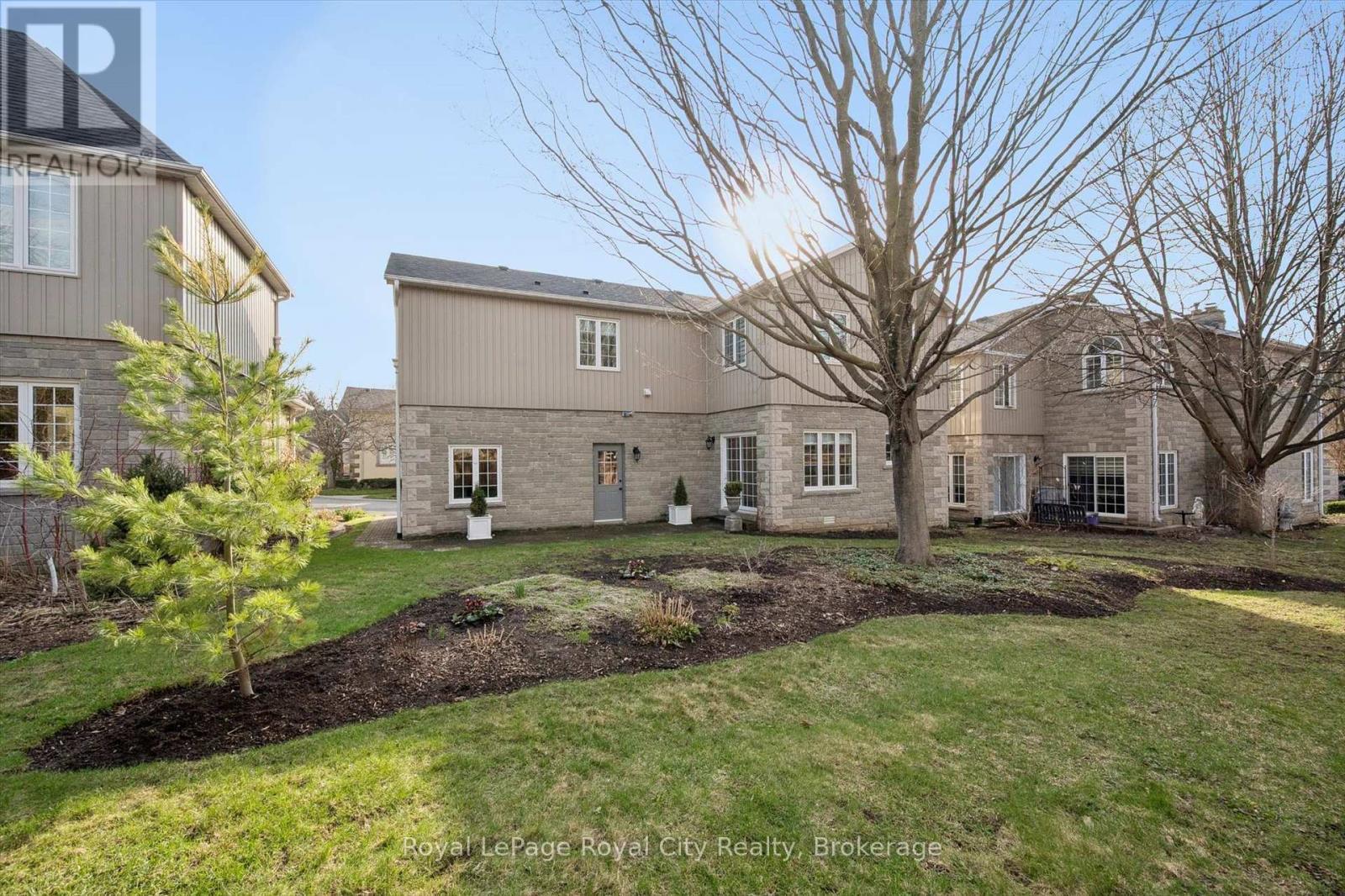












11 - 25 MANOR PARK CRESCENT

,
Guelph (Dovercliffe Park/Old University),




Ontario
N1G1A2

