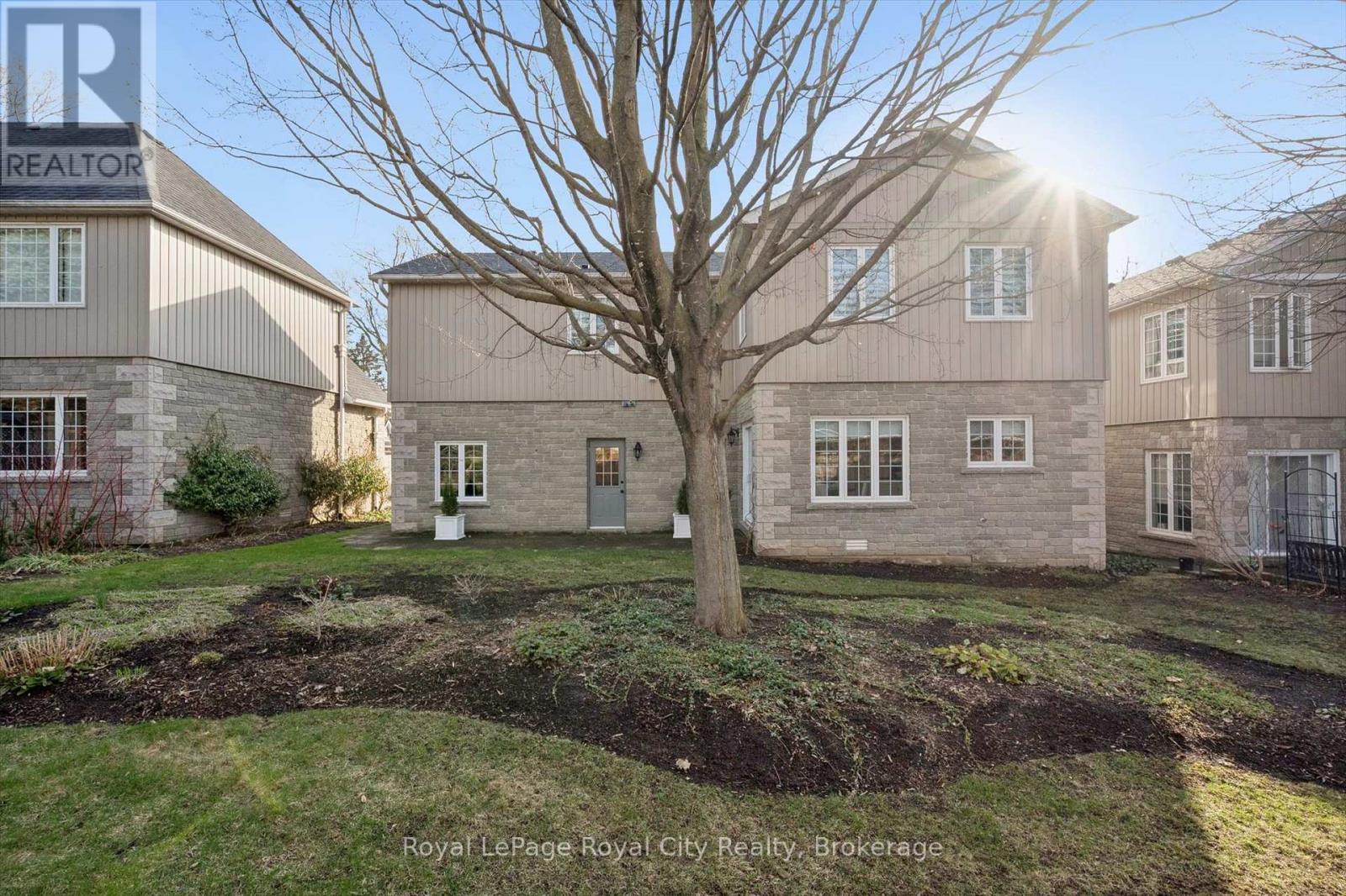 












11 - 25 MANOR PARK CRESCENT

,
Guelph (Dovercliffe Park/Old University),




Ontario
N1G1A2

