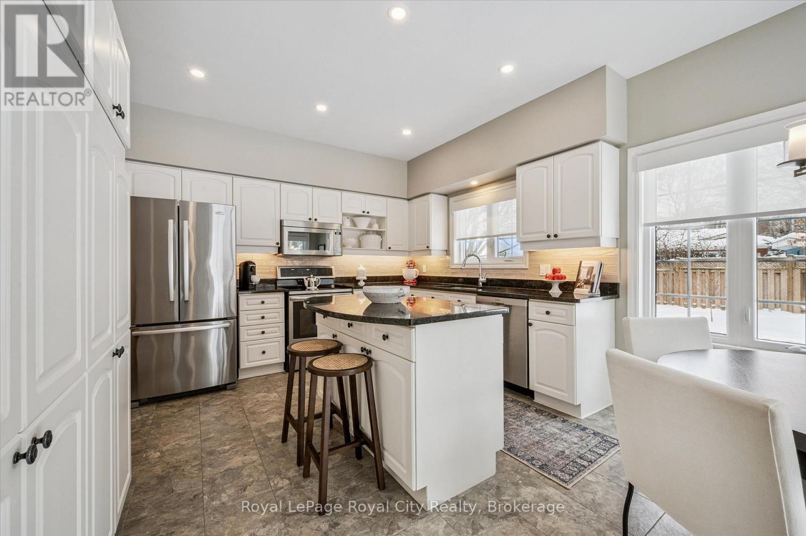 












11 - 25 MANOR PARK CRESCENT

,
Guelph (Dovercliffe Park/Old University),




Ontario
N1G1A2

