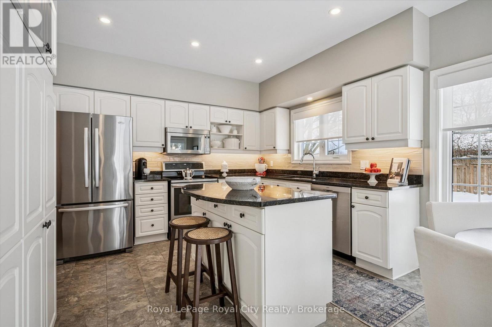 












11 - 25 MANOR PARK CRESCENT

,
Guelph (Dovercliffe Park/Old University),




Ontario
N1G1A2


