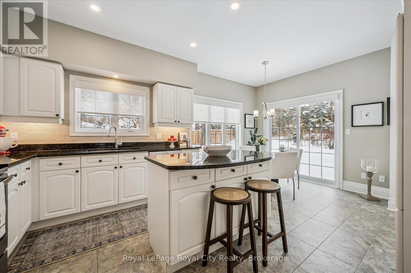 












11 - 25 MANOR PARK CRESCENT

,
Guelph (Dovercliffe Park/Old University),




Ontario
N1G1A2

