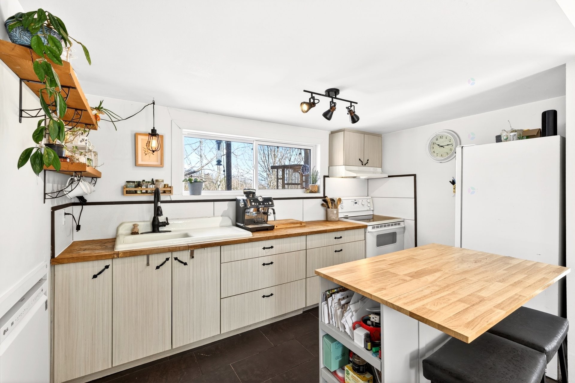 









365


Ch. Chamberlain

,
Dixville,




QC
J0B1P0

