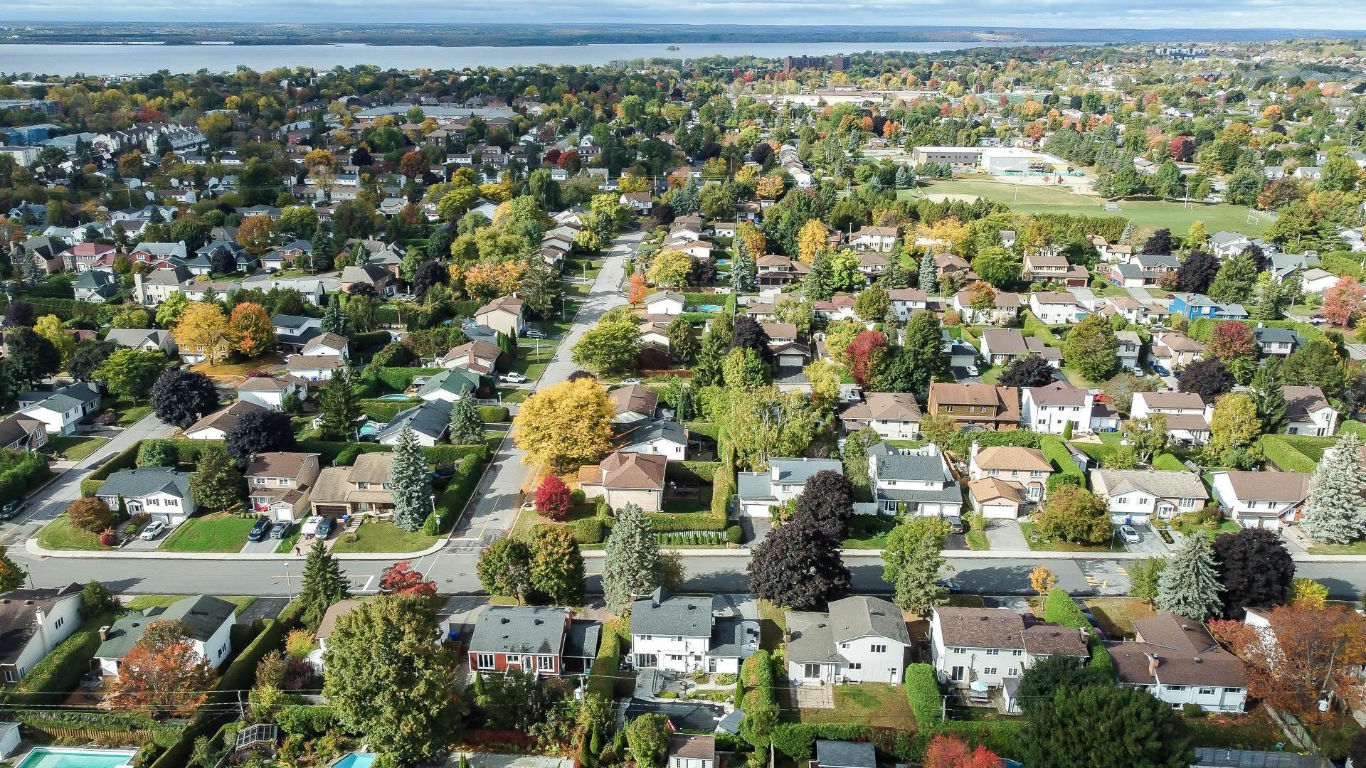 









229


Av. du Vallon

,
Gatineau (Aylmer),




QC
J9J1N9

