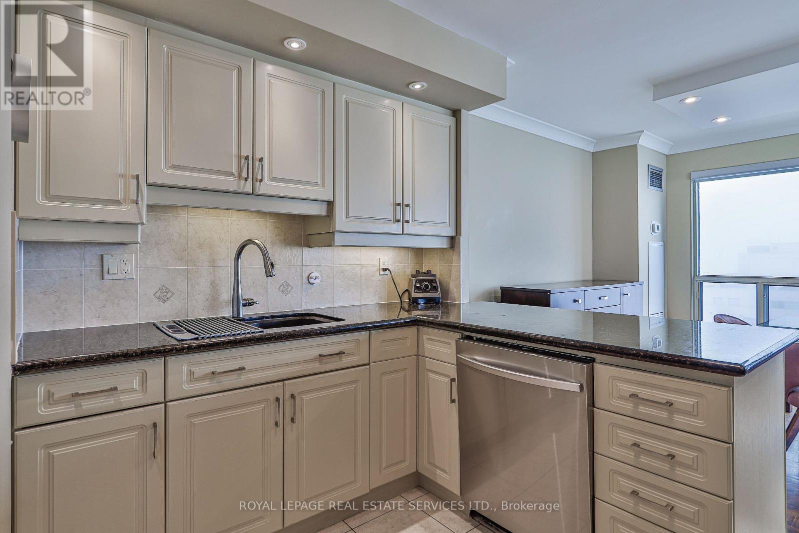 












2006 - 2269 LAKE SHORE BOULEVARD W

,
Toronto,




Ontario
M8V3X6

