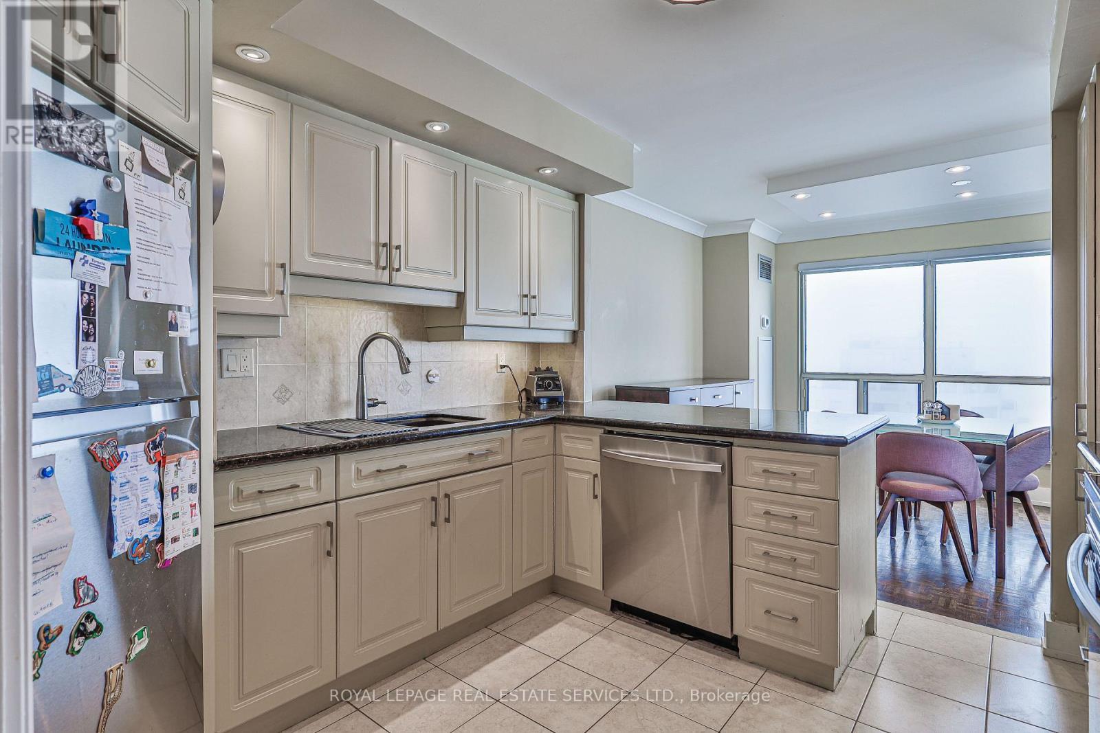 












2006 - 2269 LAKE SHORE BOULEVARD W

,
Toronto,




Ontario
M8V3X6

