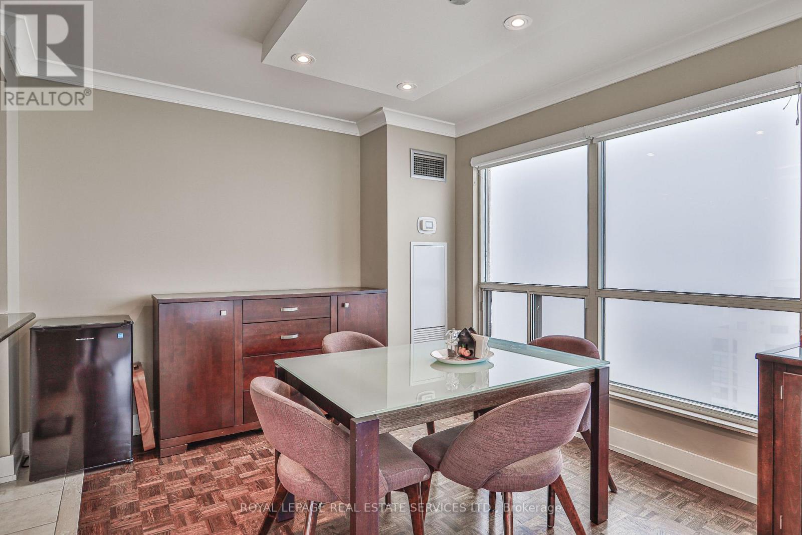 












2006 - 2269 LAKE SHORE BOULEVARD W

,
Toronto,




Ontario
M8V3X6


