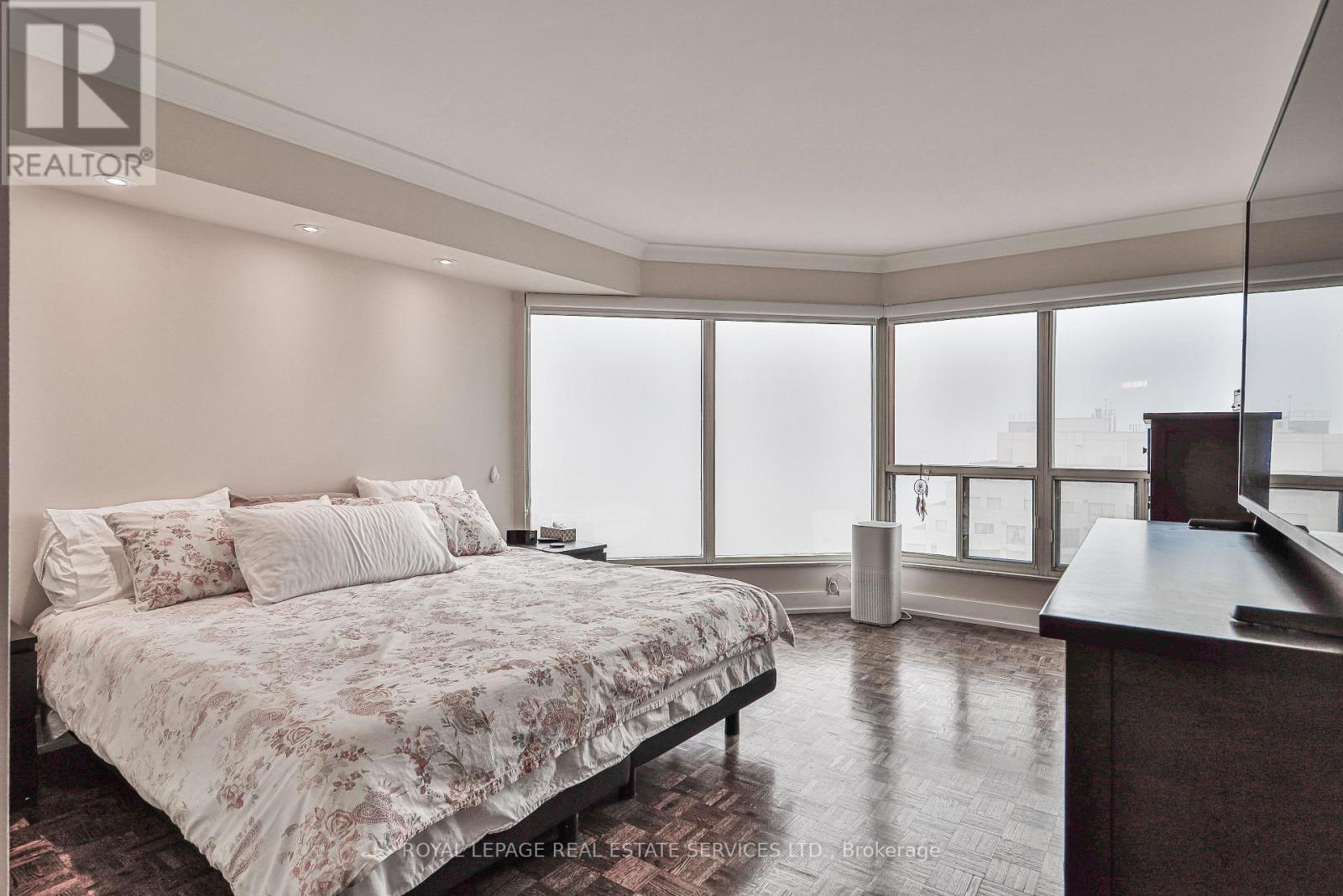 












2006 - 2269 LAKE SHORE BOULEVARD W

,
Toronto,




Ontario
M8V3X6

