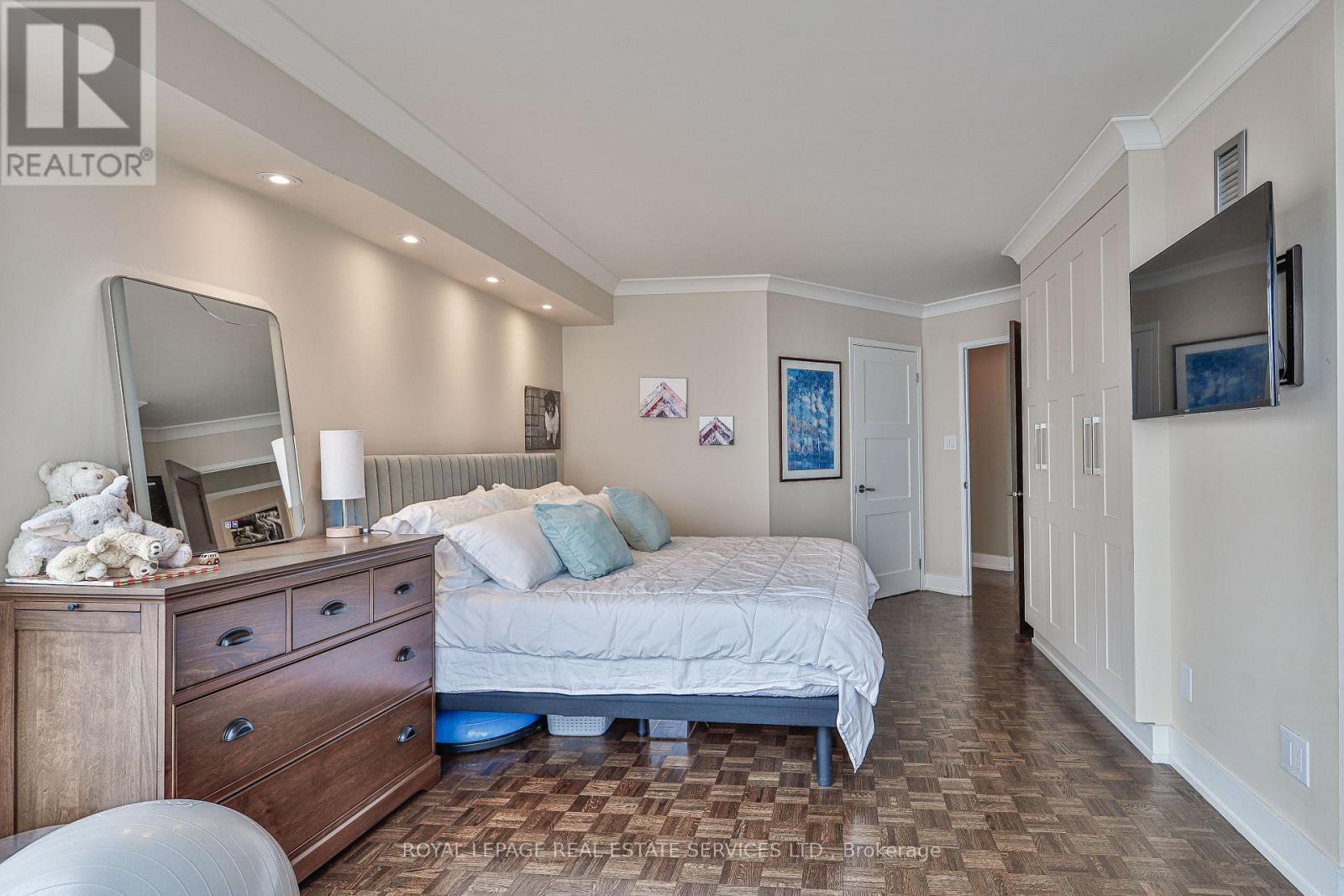 












2006 - 2269 LAKE SHORE BOULEVARD W

,
Toronto,




Ontario
M8V3X6

