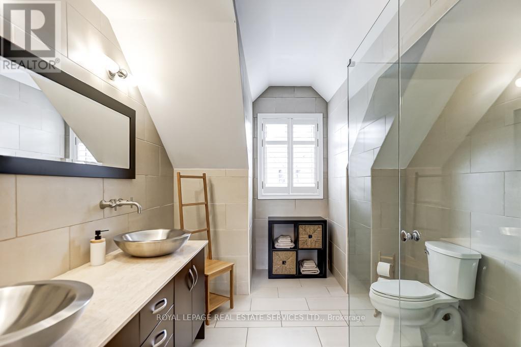 












#8 - 245 VAN DUSEN BOULEVARD

,
Toronto,




Ontario
M8Z3J2

