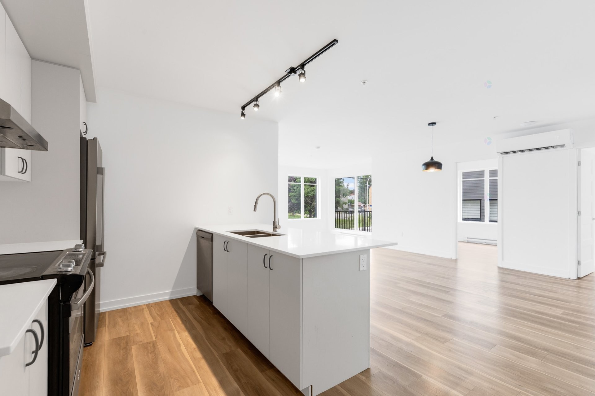 









140


Boul. St-Elzear O.

, 207,
Laval (Vimont),




QC
H7M1E3

