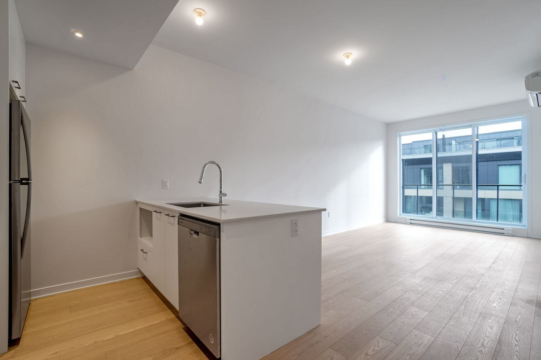 









1485


Rue des Bassins

, 833,
Montréal (Le Sud-Ouest),




QC
H3C1B7

