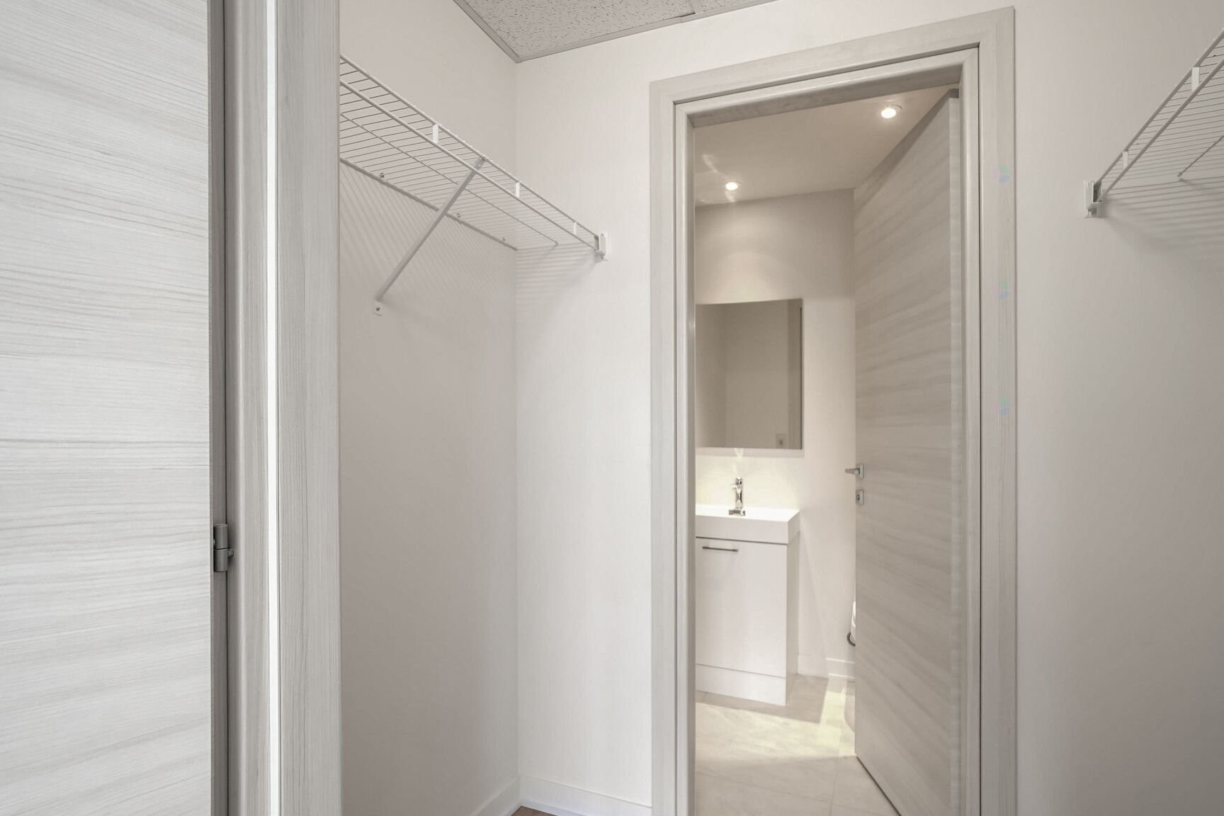 









1485


Rue des Bassins

, 821,
Montréal (Le Sud-Ouest),




QC
H3C1B7

