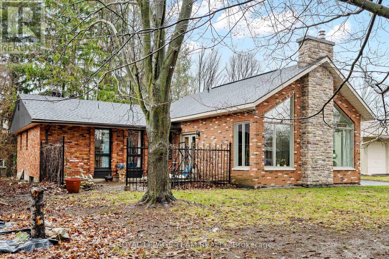 












33 RUTHERFORD CRESCENT

,
Ottawa,




Ontario
K2K1N1

